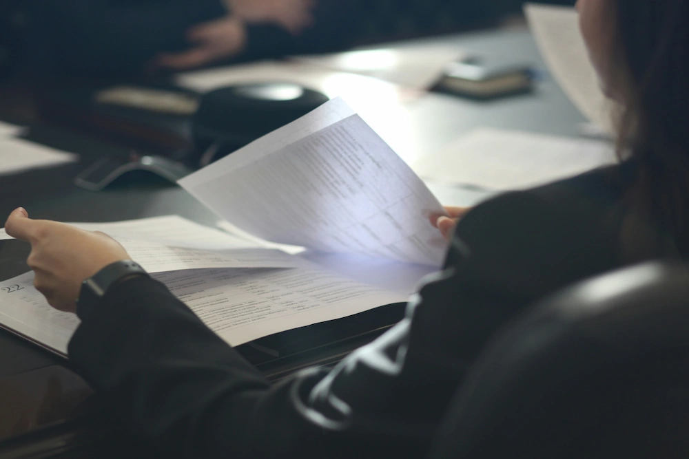 Person sitzend arbeitet Dokumente durch