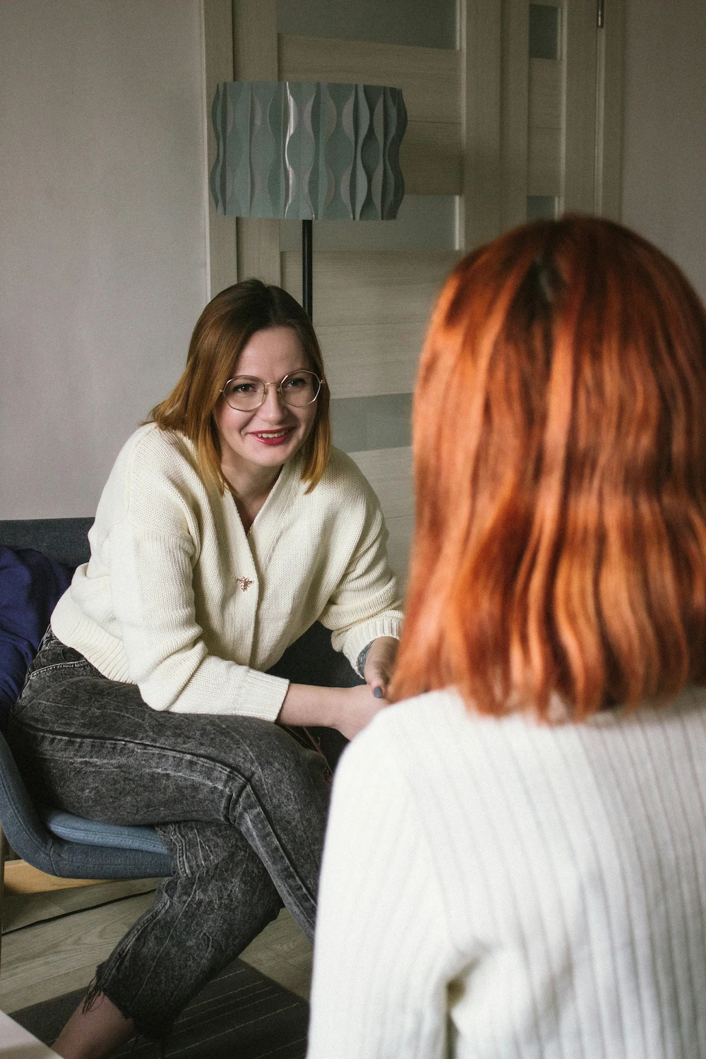 Zwei Personen in einem Gespräch am Tisch