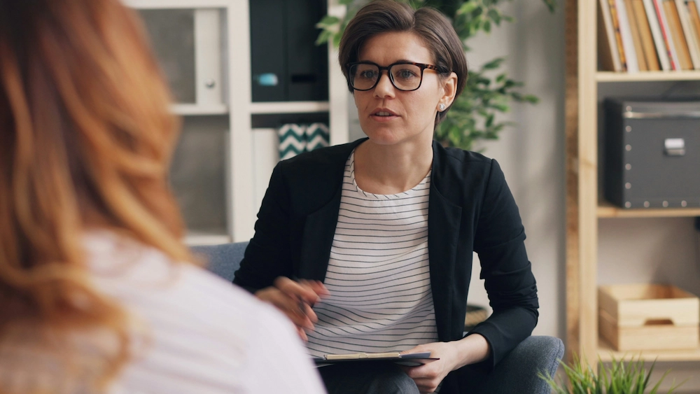 Zwei Frauen sitzend im Gespräch