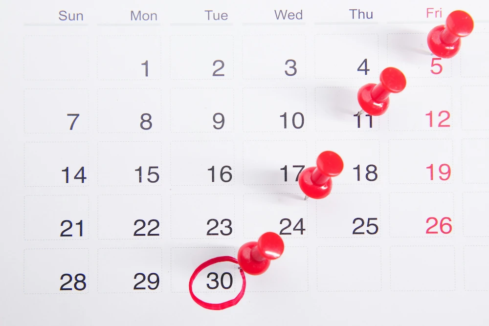 Kalender mit Pins auf Daten gesteckt